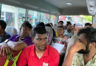 މާލޭގައި ތޮއްޖެހިގެން އުލޭ ބިދޭސީންތަކެއް މިއަދު ހުޅުމާލޭ އެކޮމަޑޭޝަންއަށް ގެންދިއުމުގެތެރެއިން. ފޮޓޯ: އިމިގުރޭޝަން