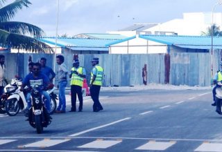 ގދ.ތިނަދޫގައި ޓްރެފިކް  އޮޕަރޭޝަންގައި ފުލުހުން ހަރަކާތްތެރިވަނީ ފޮޓޯ: ޕޮލިސްލައިފް.