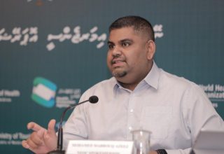 ނޭޝަނަލް އިމަޖެންސީ އޮޕަރޭޝަން ސެންޓަރު (އެންއީއޯސީ) ގެ ތަރުޖަމާން މުހައްމަދު މަބްރޫކް އަޒީޒް މީޑިއާތަކަށް މައުލޫމާތު ދެއްވަނީ - ފޮޓޯ: މުހައްމަދު ޝަރުހާން
