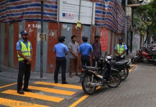 މީގެ ކުރިން މާލޭގައި ހިންގި ކާފިއުގެ ވަގުތުގައި ފުލުހުން ޕެޓްރޯލްކުރަނީ. ފޮޓޯ: ޕޮލިސް