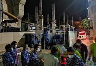 ފެން ޑެލިވަރީކޮށްދިނުމުގައި ފުލުހުން ވެސް ވަނީ ބައިވެރިވެފައި ފޮޓޯ: އައިލެންޑް ބެވަރޭޖްސް