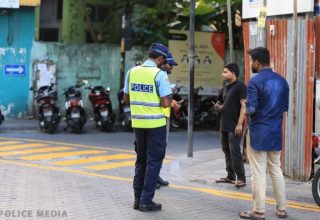 މާލޭގައި ކާރފިއު އިޢުލާނުކޮށްފައިވާ ދުވަހެއްގައި ފުލުހުން ޕެޓްރޯލްކުރަނީ. ފޮޓޯ: ޕޮލިސް