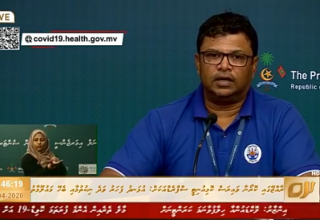 އެމްޕީއެލްއިންނާއި ކަސްޓަމްސްއިން ގުޅިގެން ހުކުރުދުވަހު ބޭއްވި ނޫސްވެރިންގެ ބައްދަލުވުން ސަންގު ޓީވީން ލައިވްކުރަމުންދިޔައިރު ނަގާފައިވާ ސްކްރީން ޝޮޓެއް.