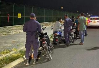 ކާފިއުގެ 4 ވަނަ ދުވަހުގެ ރޭ ހުޅުމާލޭގައި ފުލުހުން ހަރަކާތްތެރިވަނީ. ފޮޓޯ: ޕޮލިސް