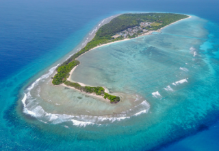 މާލެ ފިޔަވައި ކޮވިޑް-19 އިގެ ފުރަތަމަ ކޭސް ފެންމަތިވި ހއ.އުލިގަން. މި ރަށް މިހާރުވަނީ ލޮކްޑައުންއަށް ގެނެސްފައި. ފޮޓޯ: ތިލަދުން