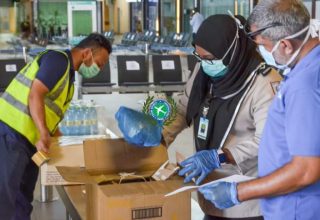 އޭވިއޭޝަން ސެކިއުރިޓީ ކޮމާންޑްގެ މުވައްޒަފެއް. ބެންކޮކަށް "ކެއަރ ޕެކޭޖް" ފޮނުވުމުގެ އިންތިޒާމުތައް ހަމަޖައްސަނީ- ފޮޓޯ: އޭވިއޭޝަން ސެކިއުރިޓީ ކޮމާންޑް