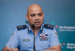ނޭޝަނަލް އިމަޖެންސީ އޮޕަރޭޝަން ސެންޓަރުން ބޭއްވި ނޫސްވެރިންގެ ބައްދަލުވުން: ފުލުހުންގެ ފޮރިންސިކް ލެބުގައި ކޮވިޑަށް ޓެސްޓު ކުރަން ފެށުން