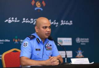 ނޭޝަނަލް އިމަޖެންސީ އޮޕަރޭޝަން ސެންޓަރުގައި ބޭއްވި ނޫސްވެރިންގެ ބައްދަލުވުން: އެސިސްޓެންޓް ކޮމިޝަނާ އޮފް ޕޮލިސް އިސްމާއިލް ނަވީން