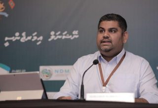 ނޭޝަނަލް އިމަޖެންސީ އޮޕަރޭޝަން ސެންޓަރުން ބާއްވާ ނޫސްވެރިންގެ ބައްދަލުވުންތައް - ސެންޓަރުގެ ތަރުޖަމާނު، މަބްރޫކް އަޒީޒް: