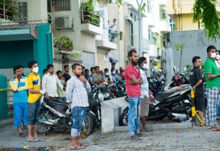 މާލެ ލޮކްޑައުން ކުރުމާއި ގުޅިގެން ގިނަ ބިދޭސީންތަކެއް މަގުތަކަށް ނިކުމެފައި - ފޮޓޯ: އަވަސް