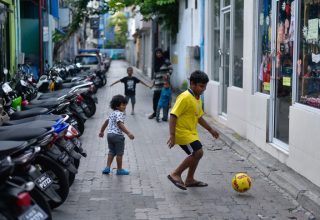 ކުޑަކުދިންތަކެއް ކުޅުމުގައި: ފޮޓޯ މިހާރު