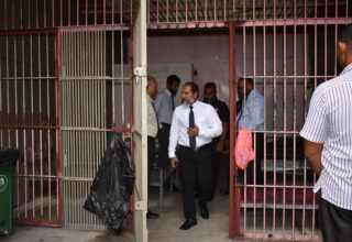 ހޯމް މިނިސްޓަރ އިމްރާން އަބްދުﷲ ޖަލަށް ކުރެއްވި ޒިޔާރަތެއްގެ ތެރެއިން: ފައިލް ފޮޓޯ
