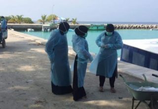 ރަށްތަކުގައި ބައްޔަށް ޝައްކުވާ މީހުންގެ ސާމްޕަލްތައް ނެގުމުގެ މަސައްކަތް / ފޮޓޯ: ސޯޝަލް މީޑިއާ