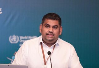 ނޭޝަނަލް އެމަޖެންސީ އޮޕަރޭޝަން ސެންޓަރުން ބޭއްވި ނޫސްވެރިންގެ ބައްދަލުވުމުގެ ތެރެއިން: އެންއީއޯސީގެ ތަރުޖަމާނު މަބްރޫކް އަޒީޒް