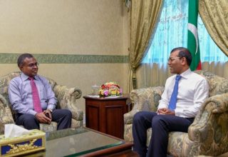 މަޖިލީހުގެ ރައީސް މުހައްމަދު ނަޝީދު އާއި ކުރީގެ އުއްތަމަ ފަނޑިޔާރު ޑރ. ދީދީ