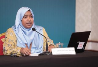 ނޭޝަނަލް އިމަޖެންސީ އޮޕަރޭޝަންސްގެ ނޫސްވެރިންގެ ބައްދަލުވުމުގައި ޑރ. ނަޒްލާ މުސްތަފާ