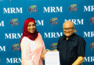އާތިފާ ރައީސް މައުމޫނާއިއެކު