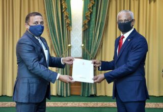 އަސްލަމްއަށް މަގާމްގެ ފަތްކޮޅު ހަވާލު ކުރައްވަނީ : ފޮޓޯ ރައީސް އޮފީސް