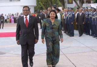 ކުރީގެ ރައީސް ޑރ މުހައްމަދު ވަހީދު ހަސަން މަނިކް އަދި އެމަނިކުފާންގެ އަނބިކަނބަލުން: ފައިލް ފޮޓޯ