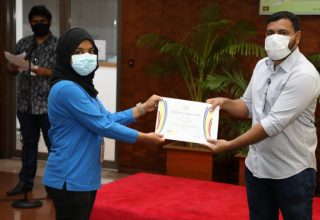މުވައްޒަފުންނަަށް ހަނދާނީ ލިޔުން ދިނުމުގެ ތެރެއިން / ފޮޓޯ: ސްޓެލްކޯ