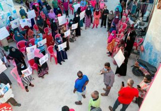 މަޖިލީހުގައި ހިނގި މާރާމާރީއާއި ގުޅިގެން،  ނައިފަރުގެ ޕީޕީއެމްއަށް ނިސްބަތްވާ ރައްޔިތުން ނުކުމެ އިހްތިޖާޖްކުރަނީ. ފޮޓޯ: ސޯޝަލްމީޑިއާ