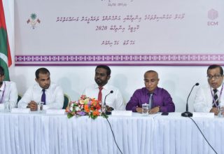 ސިޔާސީ ޕާޓީތަކުގެ ގާނޫނާއި ހިލާފުވެފައިވާތީ ތިން ޕާޓީއަކާއި މެދު އީސީން ފިޔަވަޅު އަޅުން/ ފޮޓޯ: އަވަސް