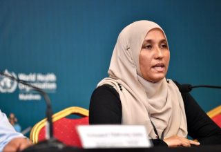 ނޭޝަނަލް އިމަޖެންސީ އޮޕަރޭޝަންސް ސެންޓަރުގައި ބޭއްވި ނޫސްވެރިންގެ ބައްދަލުވުން: ގައުމީ ޔުނިވާސިޓީގެ ރިސާޗް ސެންޓަރުގެ ޑީން، ޑރ. ރަހީމާ އަބްދުއްރަހީމް