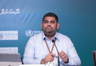 ނޭޝަނަލް އިމަޖެންސީ އޮޕަރޭޝަންސް ސެންޓަރުގައި ބޭއްވި ނޫސްވެރިންގެ ބައްދަލުވުން: އެންއީއޯސީގެ ތަރުޖަމާނު މަބްރޫކް އަޒީޒް