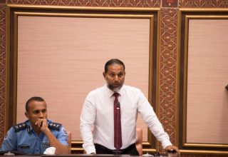 ހޯމް މިނިސްޓަރ އިމްރާން ޢަބްދުﷲ އާާއި، ސީޕީ މުޙައްމަދު ޙަމީދު. ފައިލްފޮޓޯ