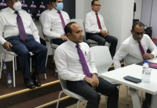 ކުރީގެ ނައިބު ރައީސް ޑރ.މުޙައްމަދު ޖަމީލް އަޙްމަދު ޕީޕީއެމްއަށް ސޮއިކުރެއްވުމަށްޓަކައި ޚާއްސަކޮށްގެން އިދިކޮޅު ކޯލިޝަނުން ރޭ ބޭއްވި ރަސްމިއްޔާތުގެތެރެއިން. ފޮޓޯ: ސޯޝަލްމީޑިއާ