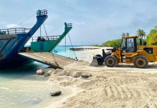ހުޅުދެލީ ބަނދަރު ބޮޑުކުރުމުގެ މަސައްކަތް ކުރިއަށްދަނީ. ފޮޓޯ: އެމްޓީސީސީ