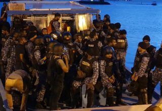 ފުލުހުން ބޮޑު ފުނަދޫއަށް އަރަން މިސްރާބު ޖެހުން/ ފޮޓޯ: ލޫކަސް