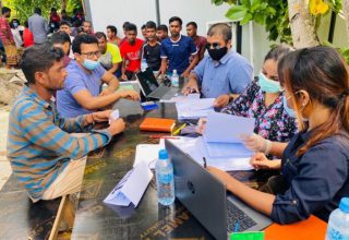 ޕީއައިއެލްސީގެ ގާނޫނީ ޓީމު ބޮޑު ފިނޮޅުގައި ތިބި ބިދޭސީންނާއި ބައްދަލުކުރަނީ/ ފޮޓޯ: ޕީއައިއެލްސީ