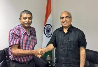 ޖަލީލް ކުރިން ރާއްޖޭގައި ހުންނެވި އިންޑިއާގެ އެމްބެސެޑަރާއެކު:_ ފޮޓޯ:- އަކިލާސް