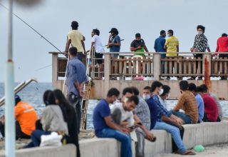 ރަސްފަންނު ސަރައްދުގައި ގިނަ ބަޔަކު އެއްތަނެއްގައި އެއްވެސް ގައިދުރު ކުރުމެއް ނެތި/ ފޮޓޯ: މިހާރު