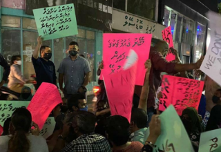 26 ވަނަދުވަހުގެރޭ އިދިކޮޅު ފަރާތްތަކުން ބޭއްވި މުޒާހަރާގެތެރެއިން. ނޫސްވރިންނަށް ފުކުހުނަވަނީ ހުރަސްއަޅާފައި. ފޮޓޯ: ސޯޝަލް މީޑިއާ