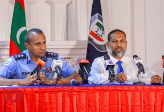 ޕްރެސް ކޮންފަރެންސެއްގެ ތެރެއިން، ހޯމް މިނިސްޓަރު އިމްރާން އަދި ސީޕީ ޙަަމީދު. ފޮޓޯ: ސޯޝަލް މީޑިއާ