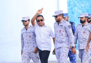 ކުރީގެ ރައީސް ޔާމީނަށް ތުހުމަތު ކުރެވޭ އިތުރު މައްސަލައެއްގައި ފުލުހަށް ހާޒިރުކުރި ވަގުތު/ ފޮޓޯ: މިހާރު