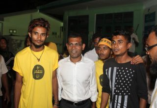 ރައީސް ނަޝީދުއާއި، އެ މަނިކުފާނުގެ ސަޕޯޓަރުންތަކެއް. ފޮޓޯ: ސޯޝަލްމީޑިއާ