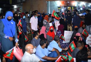 އެންމެން އެއް އަޑަކުންގެ ނަމުގައި އިދިކޮޅުން ކުރިޔަށް ގެންދިޔަ މުޒާހަރާގެ ތެރެއިން/ ފޮޓޯ: ވަން