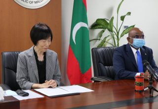 ފޮރިން މިނިސްޓަރު ޢަބްދުﷲ ޝާހިދާއި ޖަޕާނުން ރާއްޖެއަށް ކަނޑައަޅާފައި ހުންނަ ސަފީރު ކެއިކޯ ޔަނާއީ. ފޮޓޯ: ފޮރިން މިނިސްޓްރީ