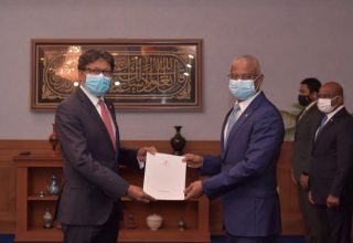 ޑރ އާސިމް އަށް މަގާމްގެ ފަތްކޮޅު ހަވާލު ކުރައްވަނީ: : ފޮޓޯ ރައީސް އޮފީސް