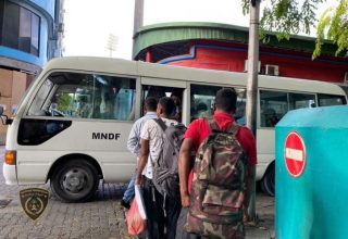 މާލޭގެ އެކިތަންތަނުގައި ތޮއްޖެހިގެންއުޅޭ ބިދޭސީންތަކެއް ހުޅުމާލޭގައި ހުންނަ "އަމީން ހިޔާ" އަށް ބަދަލުކުރަނީ. ފޮޓޯ: އިމިގުރޭޝަން