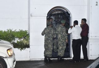 ފެބްރުއަރީ 1 ގެ އަމުރާ ގުޅިގެން ސިފައިން ސުޕްރީމް ކޯޓުގެ ބޭރުގައި: ސިފައިން ވަނީ އެ އަމުރަށް ފަހު، ސުޕްރީމް ކޯޓަށް ވަދެ އޮޕަރޭޝަނެއް ހިންގާފައި/ ފޮޓޯ: މިހާރު