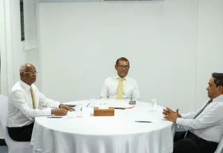 ކުރީގެ ތިން ރައީސުން، ޔާމީން (ކ) ނަޝީދު (މ) އަދި ސޯލިހު އެކުގައި މަސައްކަތް ކުރެއްވުމާ ގުޅޭގޮތުން ބާއްވާ މަޝްވަރާ ބައްދަލުވުން. (ދައުރު ފޮޓޯ/އަބްދުﷲ އަނޫފް ޖުނައިދު)