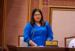 ހެލްތް މިނިސްޓަރ ގީލާ އަލީ ރައްޔިތުންގެ މަޖިލީހުގެ ތަޅުމުގައި ވާހަކަ ދައްކަވަނީ/ ފޮޓޯ: މަޖިލިސް