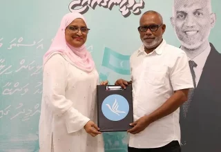 ޕީޕީއެމް-ޕީއެންސީގެ މޭޔަރުގެ ޕްރައިމަރީގައި ވާދަކުރައްވަން އާޒިމާ ފޯމު ހަވާލުކުރައްވަނީ (ފޮޓޯ/ ކެމްޕެއިން ޓީމް)