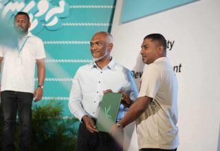 މަހްލޫފް ޕީއެންސީއަށް ސޮއިކުރެއްވުމަށް ފަހު، ފޯމް ރައީސްއާ ހަވާލުކުރެއްވުން: ފޮޓޯ/ ވަގުތު