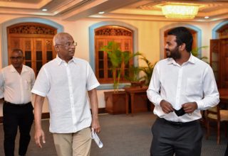 ކުރީގެ ރައީސް އިބްރާހިމް މުހައްމަދު ސޯލިހާއި، ގަމު ދާއިރާގެ މެމްބަރު/ ފޮޓޯ: ރައީސް އޮފީސް