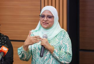 ކުރީގެ ބަންޑާރަ ނައިބު އައިޝަތު އާޒިމާ ޝަކޫރު/ ފޮޓޯ: ނާއިޝް